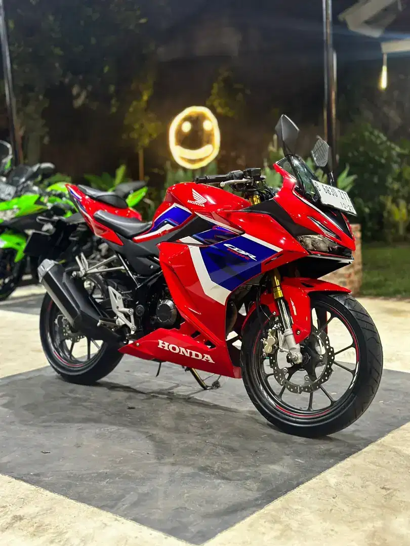 CBR 150R ABS TRICOLOR KM 1RB SEPERTI BARU