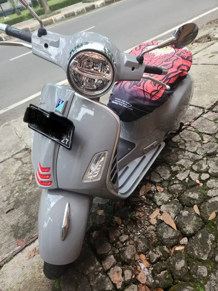 Dijual Vespa GTS Super Sport Super Low KM 99% Like New