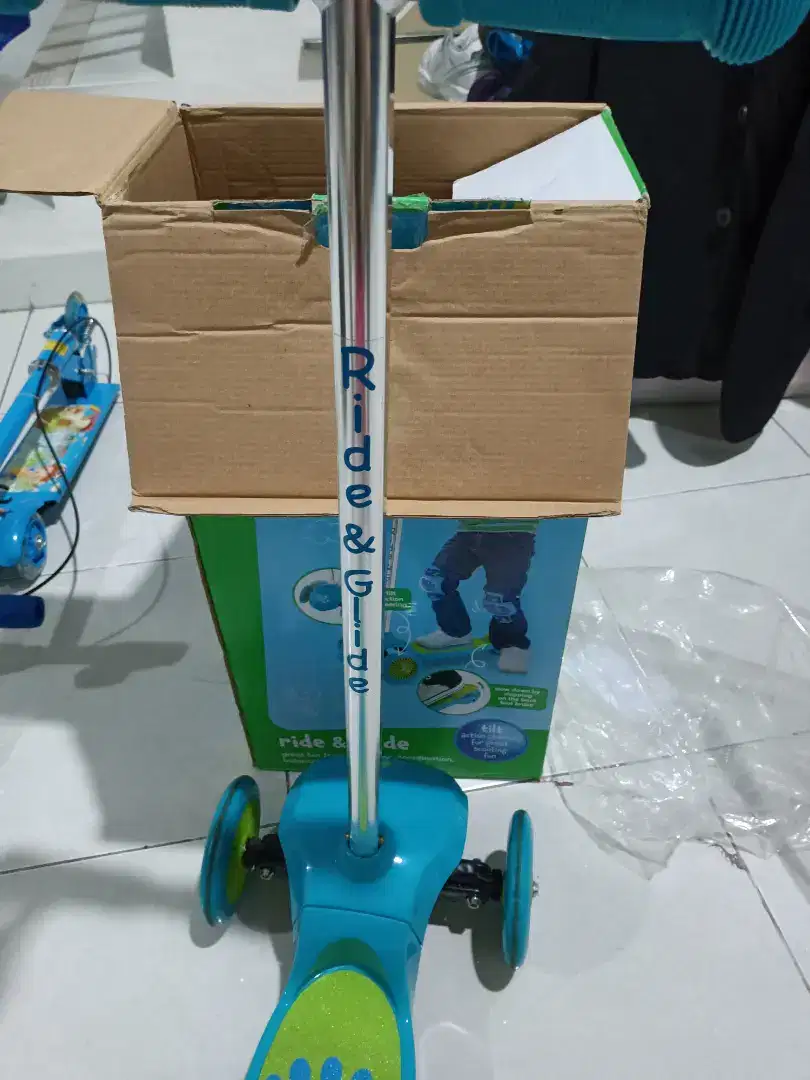 Ride and glide scooter dari mothercare