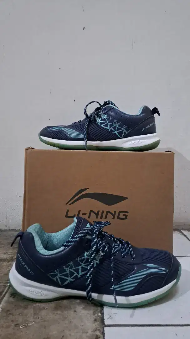 Sepatu badminton Lining Attack pro IV