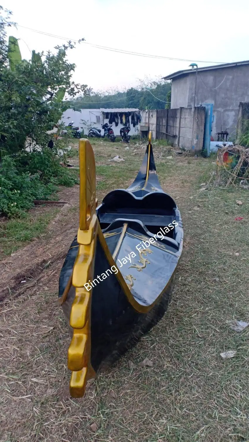 Perahu Gondola dayung untuk wisata air