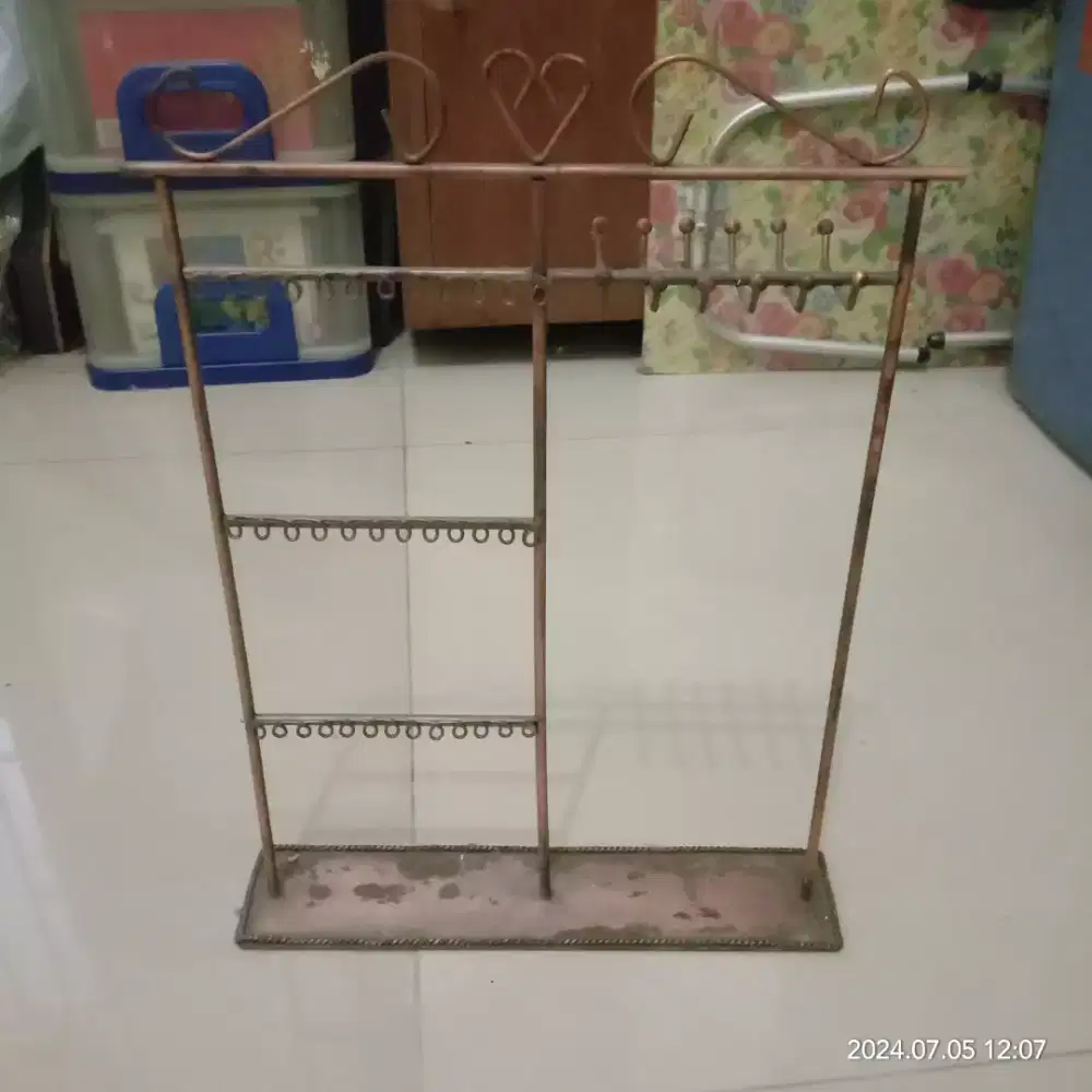 Tempat kalung dan anting