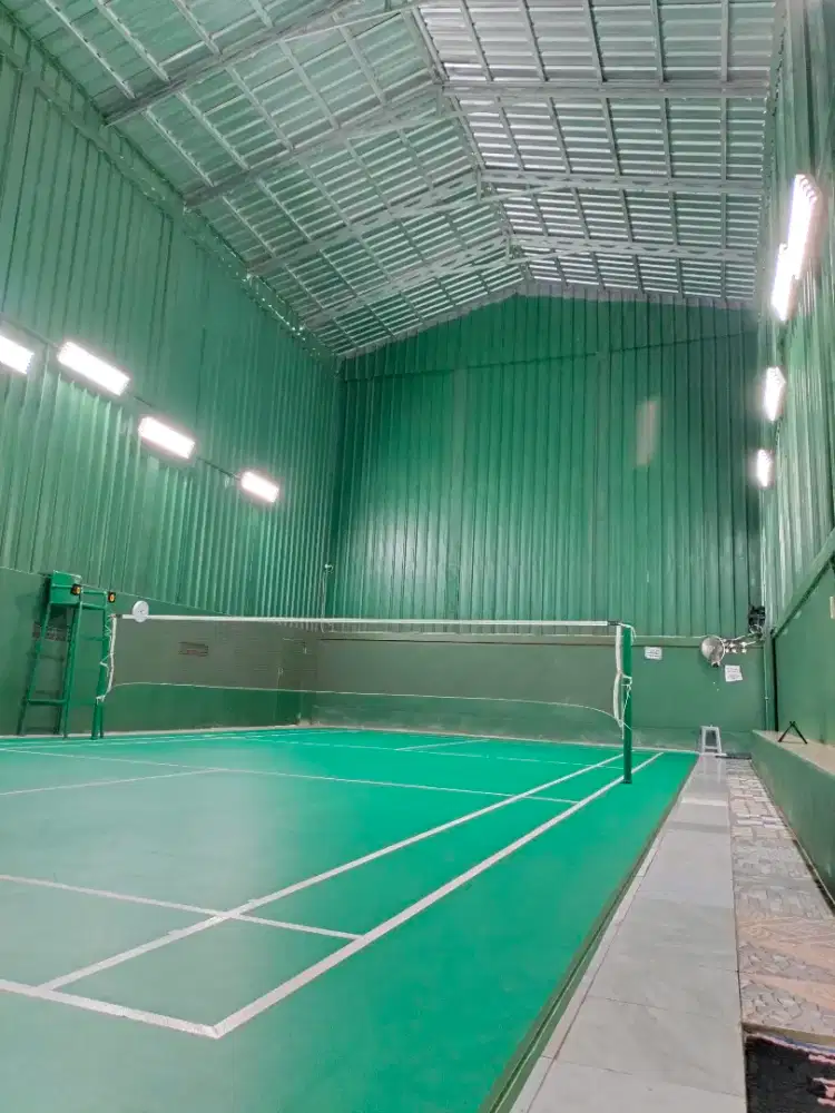 Nyewa lapangan badminton