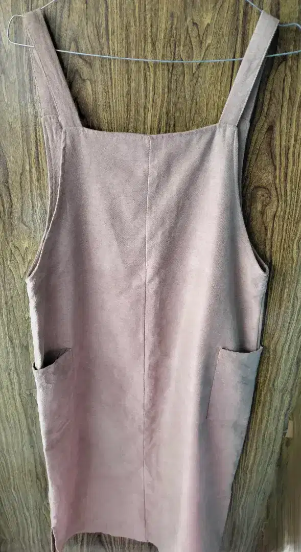 Overall dress warna coklat.