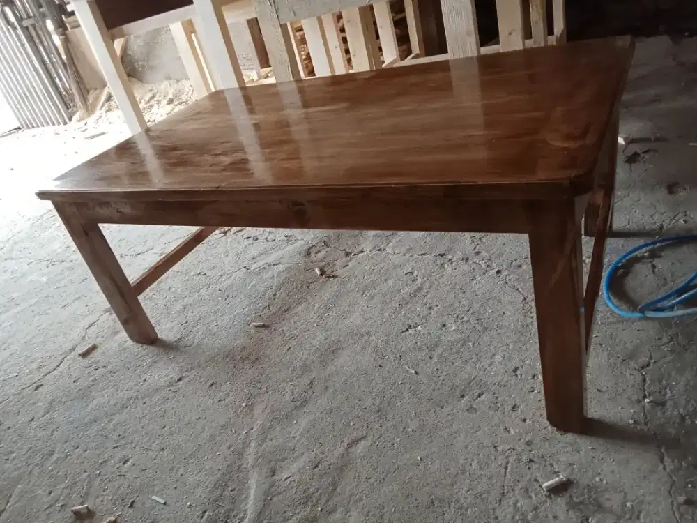 Meja makan minimalis