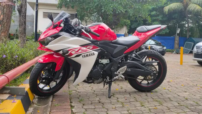 Yamaha R25 merah putih