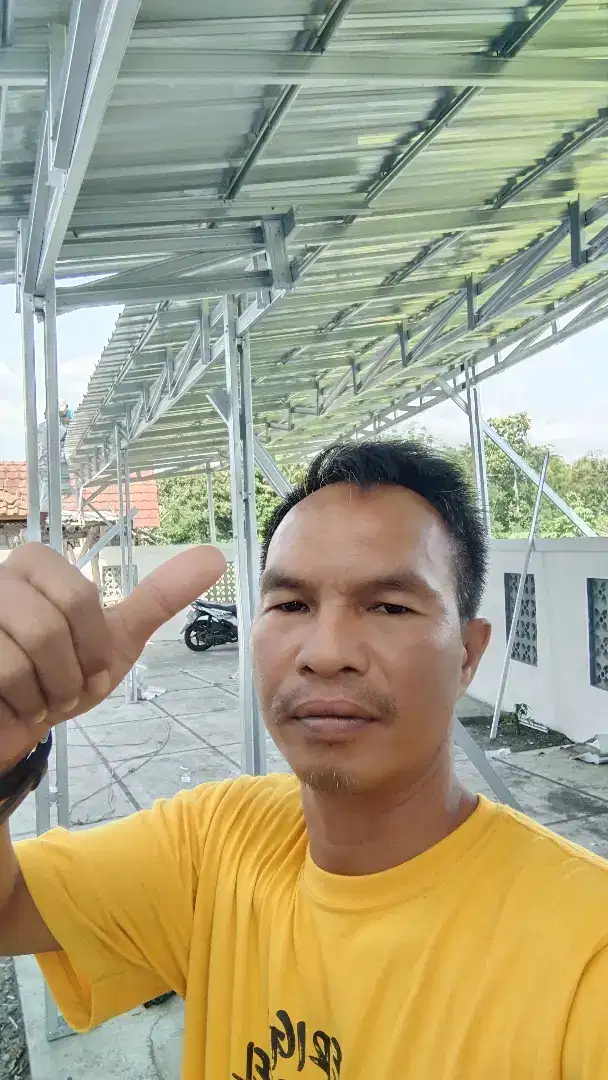 Baja ringan dan atap material terpasang