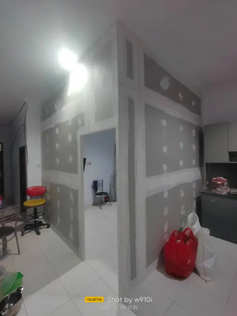 Rangka besi untuk buat partisi Gypsum