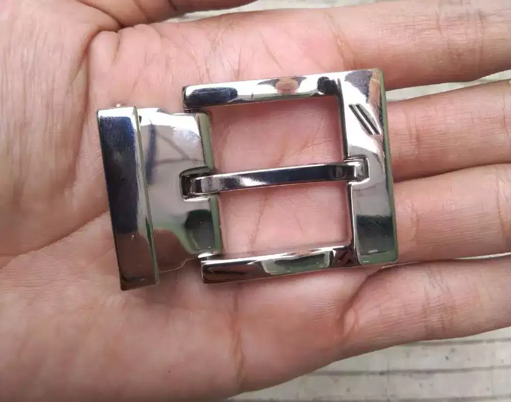 Buckle kepala gesper Daniel Hechter