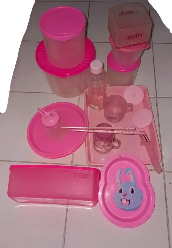 Set perlengkapan makan berbahan plastik pink