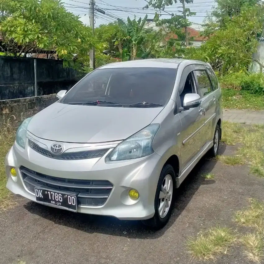 Toyota Avansa Velos Metic 2012