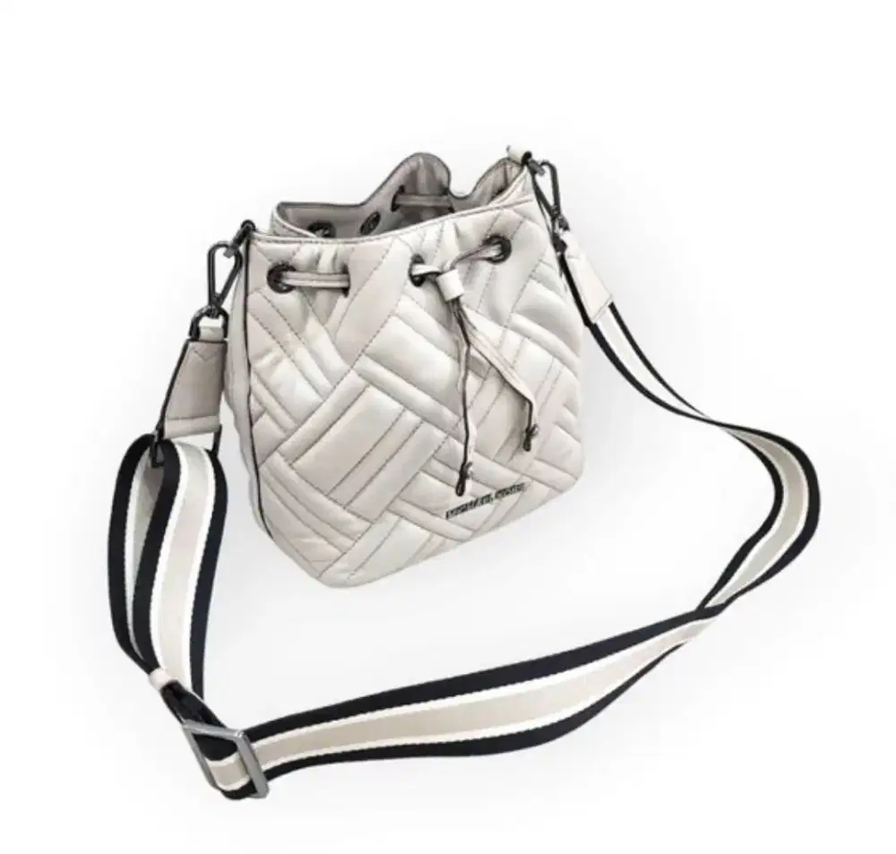 Peloved Michael Kors Bucket Drawstring Leather Authentic Light Grey