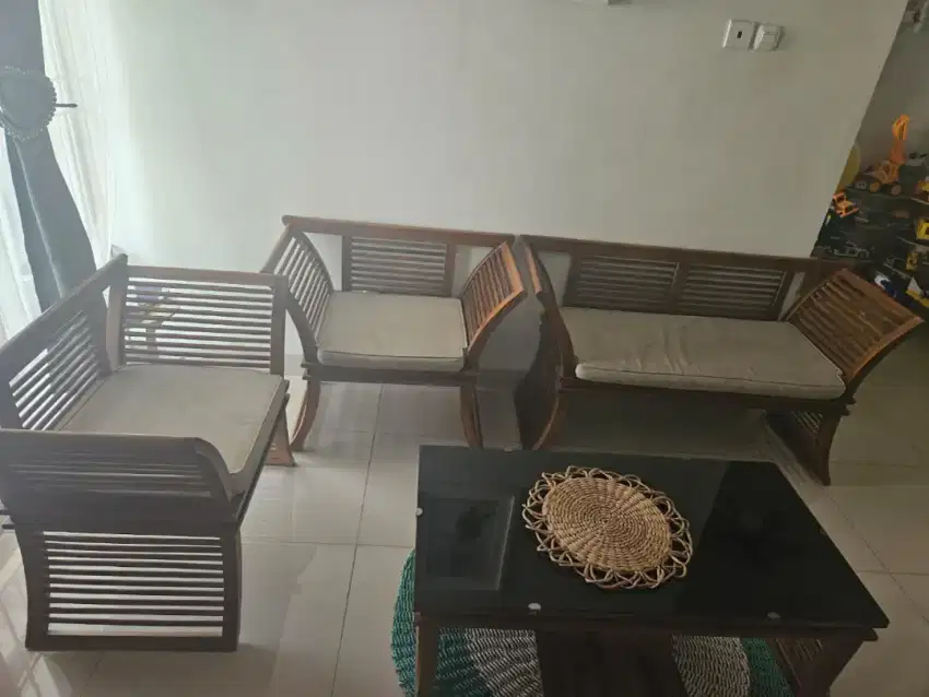 Sofa ruang keluarga kayu