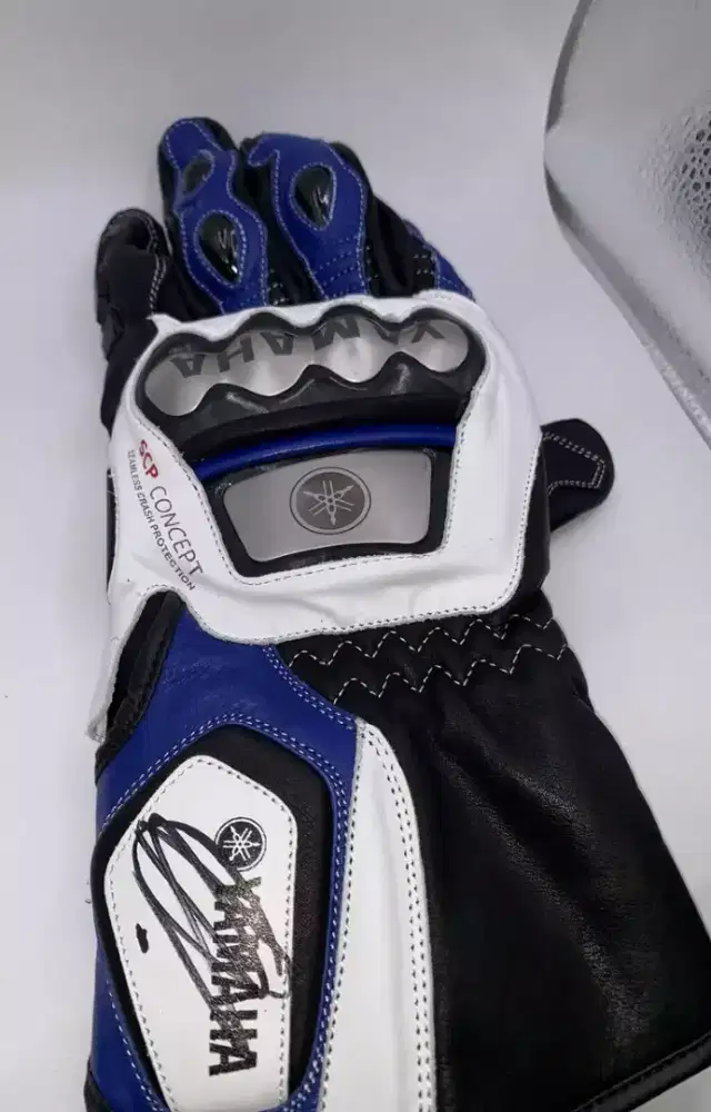 Uniqlo gloves hand motogp