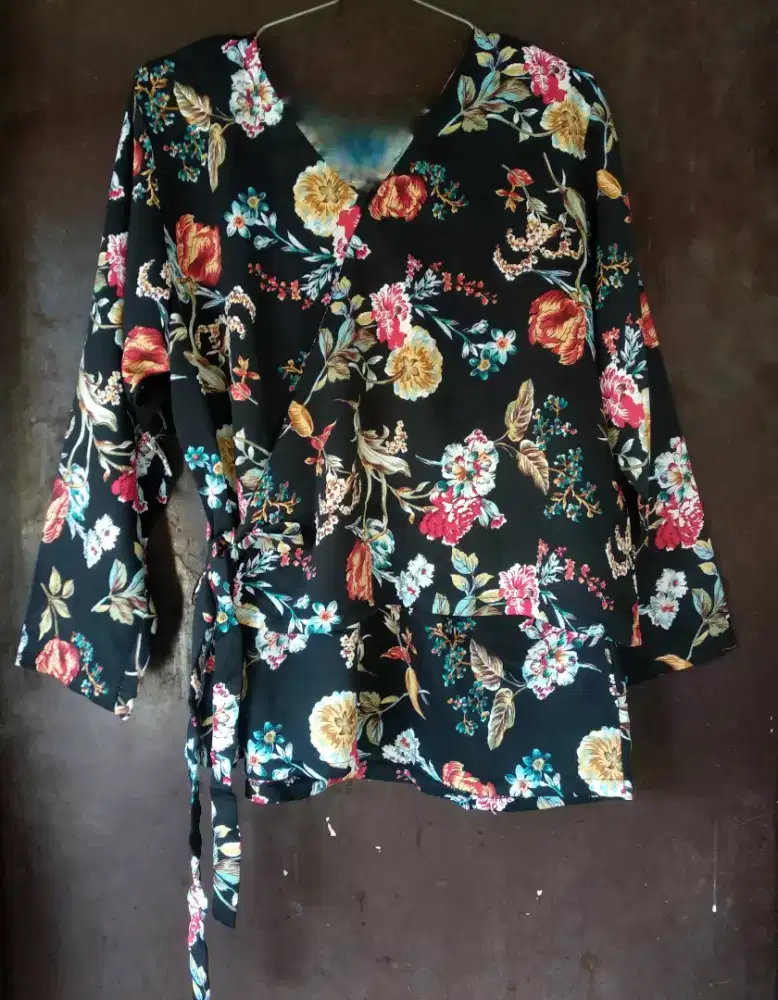 Blouse Hitam bunga-bunga
