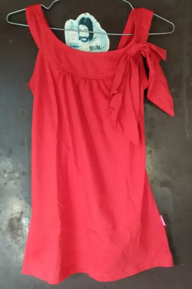 Tank top merah bahan kaos