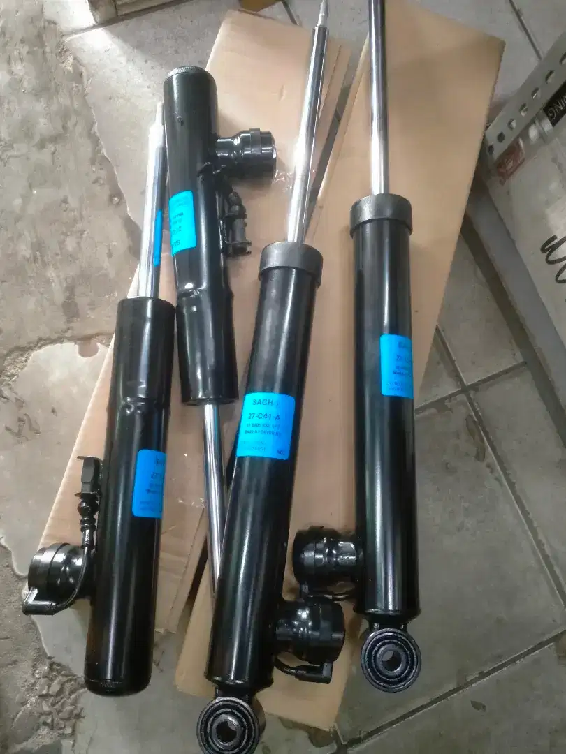 Shock absorber buat mobil Audi A4 depan blkg pakek kabel sensor