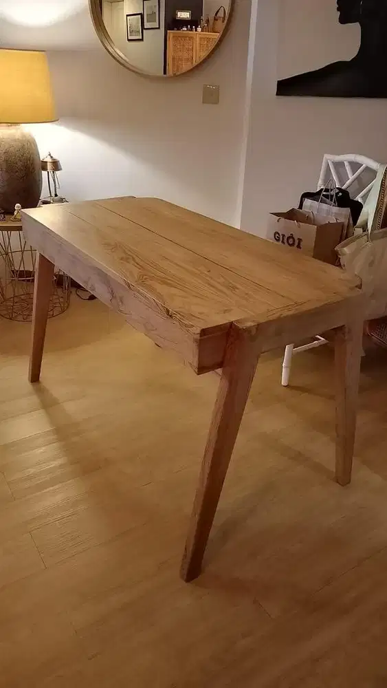 Meja kerja dari kayu jati