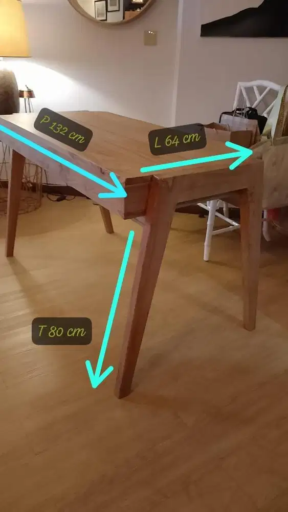 Meja kerja dari kayu jati