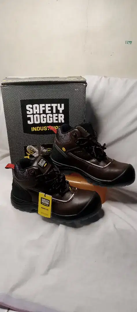 Sepatu safety jogger industrial engineering Europa size 43 coklat NEGO