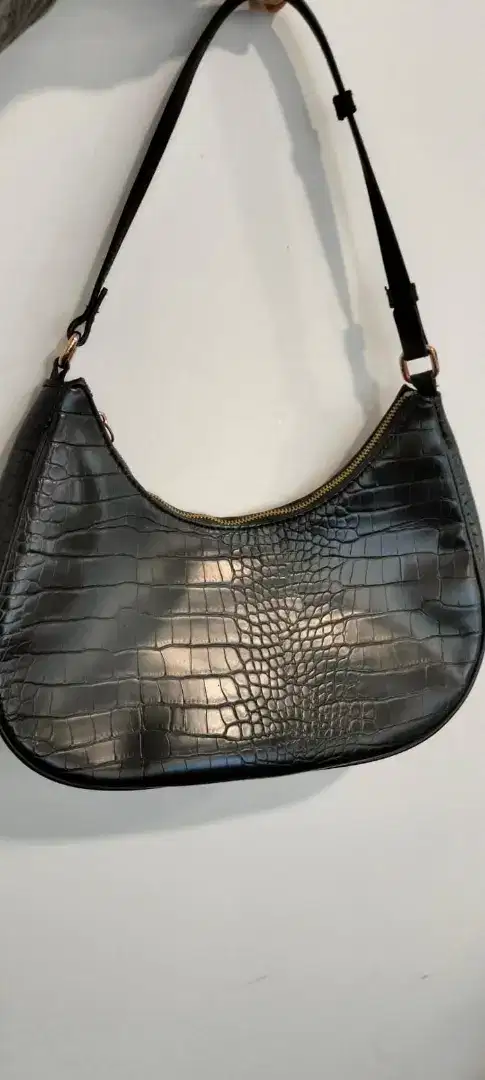 Tas wanita  shoulder hitam merk H&M