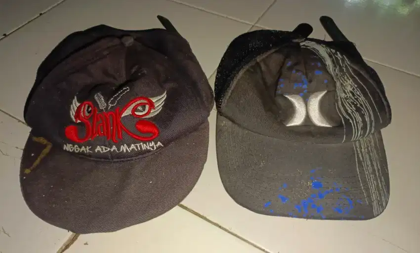 2 Topi Warna Hitam Kondisi Second