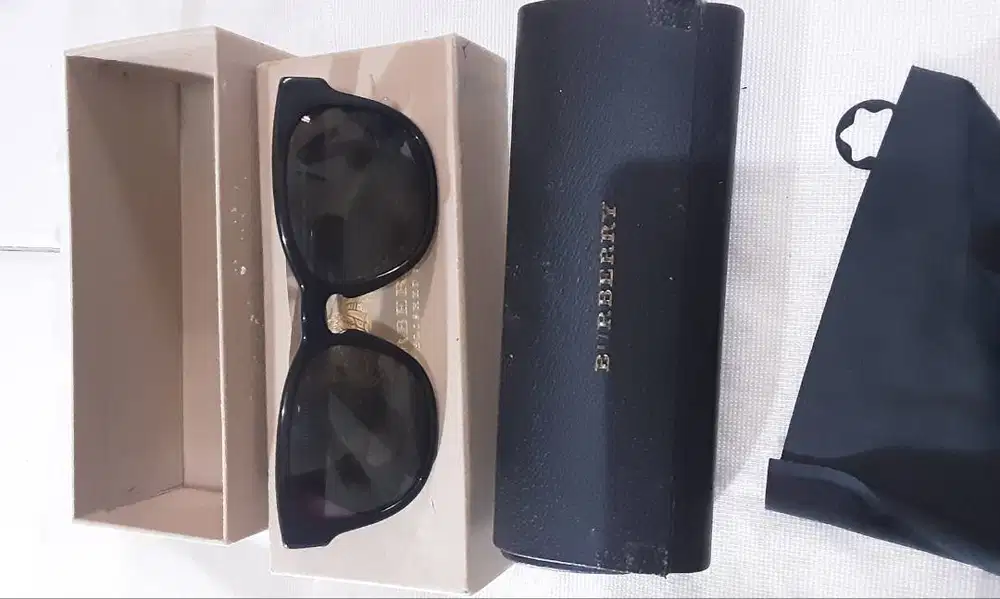 Jual Kacamata Burberry Sunglasses 99.99% Baru