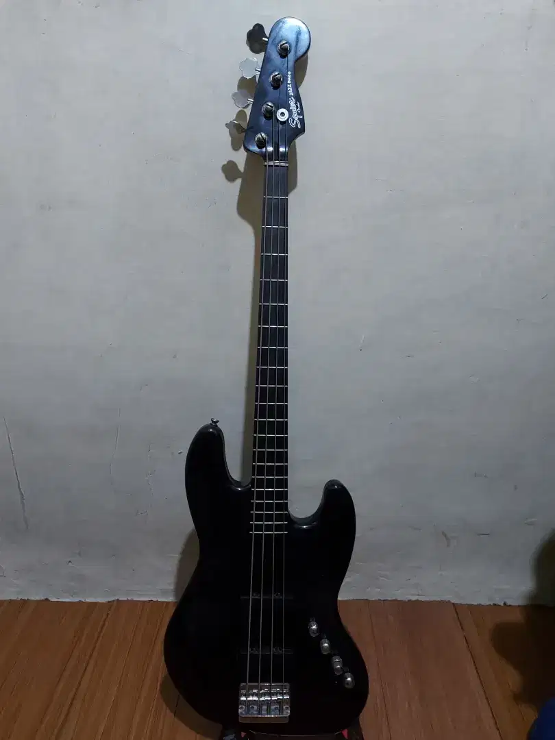 SQUIER DELUXE JAZZ BASS