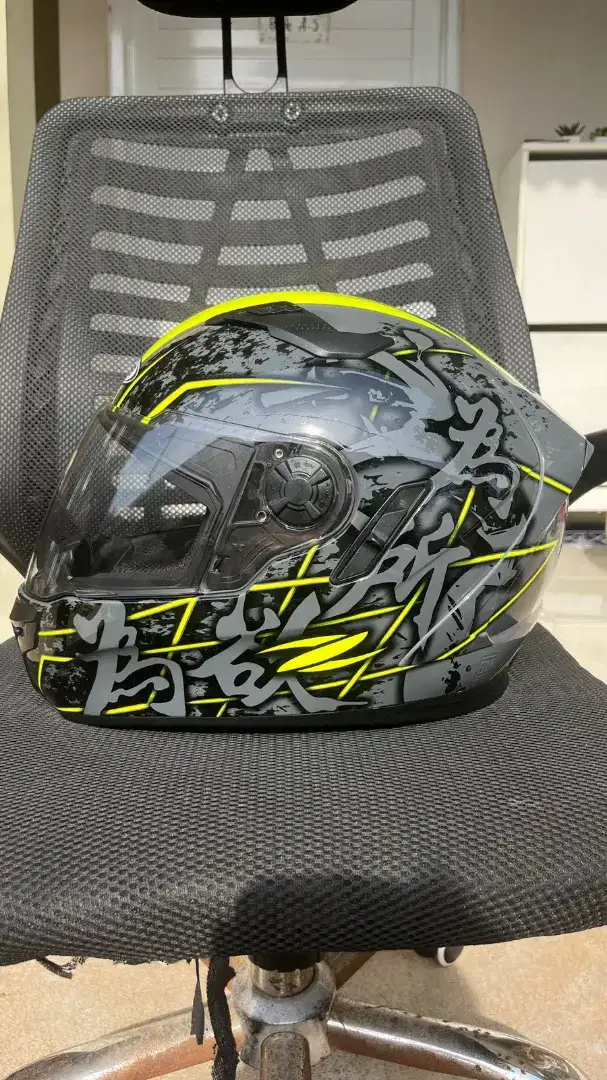 Helm Zeus Tipe ZS813 (like new 95%)