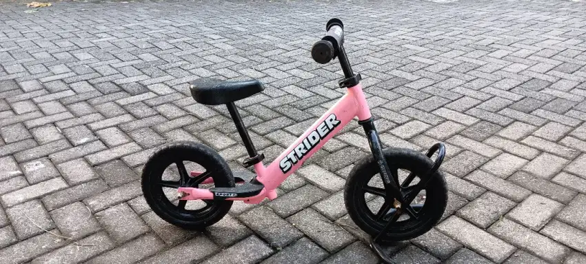 Dijual sepeda pushbike STRIDER pink original