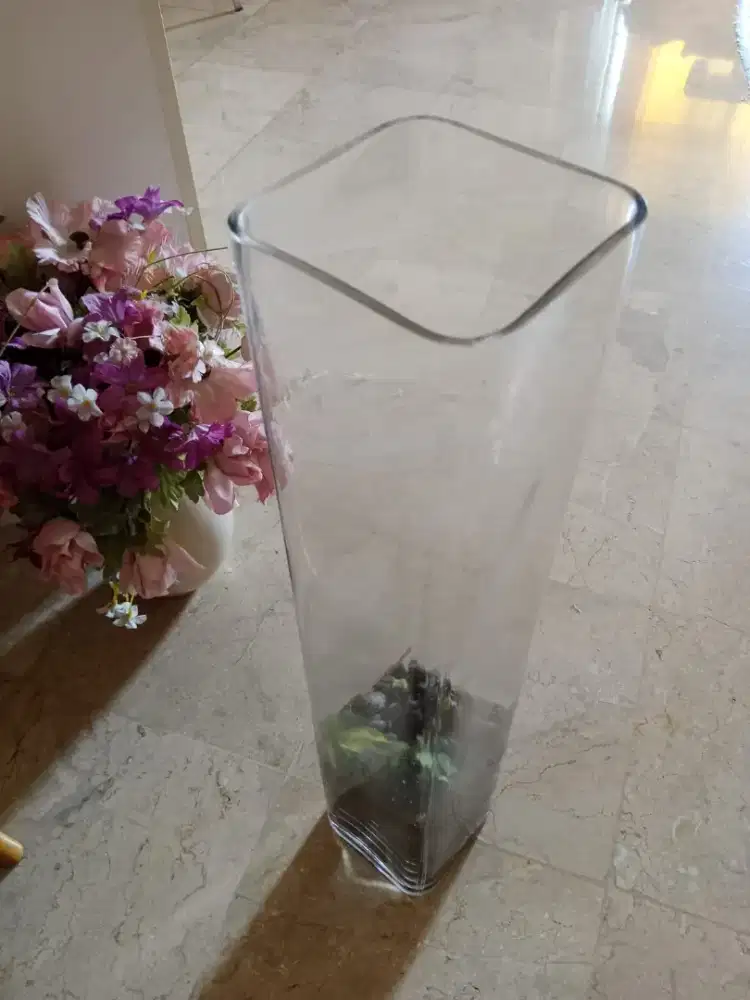 Vas bunga Vinoti berikut batu.Sangat Artistik 
Kondisi bagus