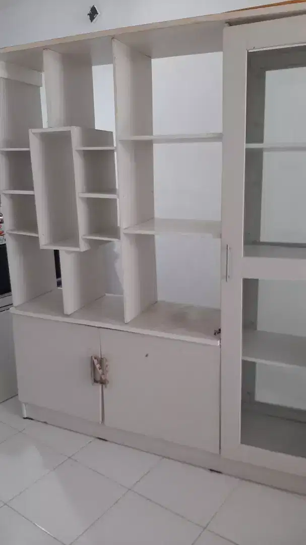 Lemari Kayu Pintu Kaca Depan Belakang