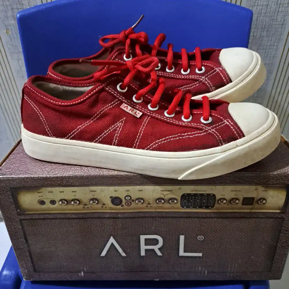 Sepatu Warrior Low canvas warna merah size 37