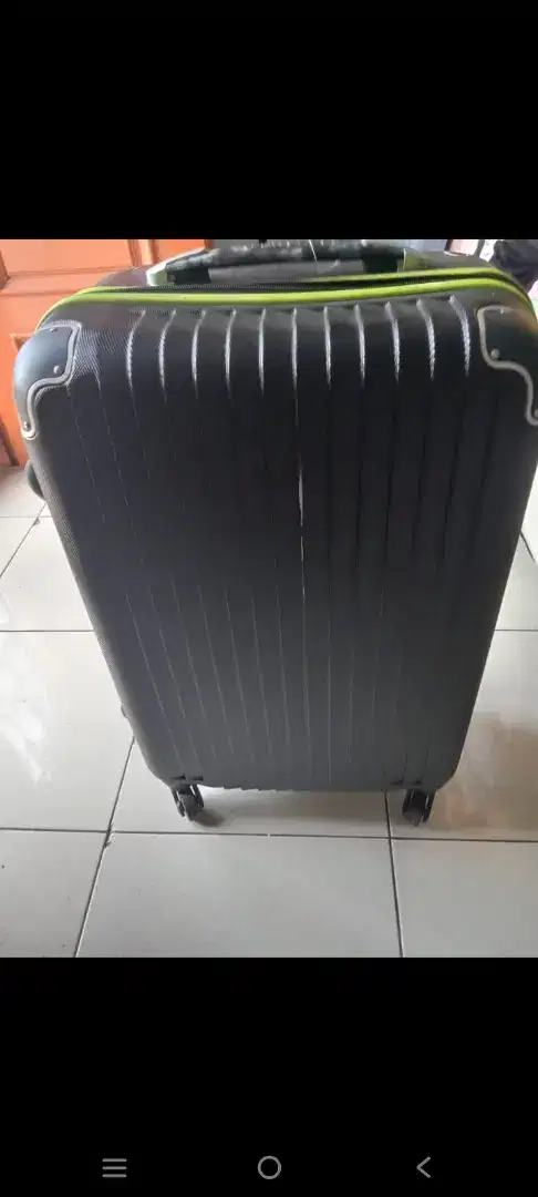 Koper untuk tempat baju bisa dibawa kemana mana