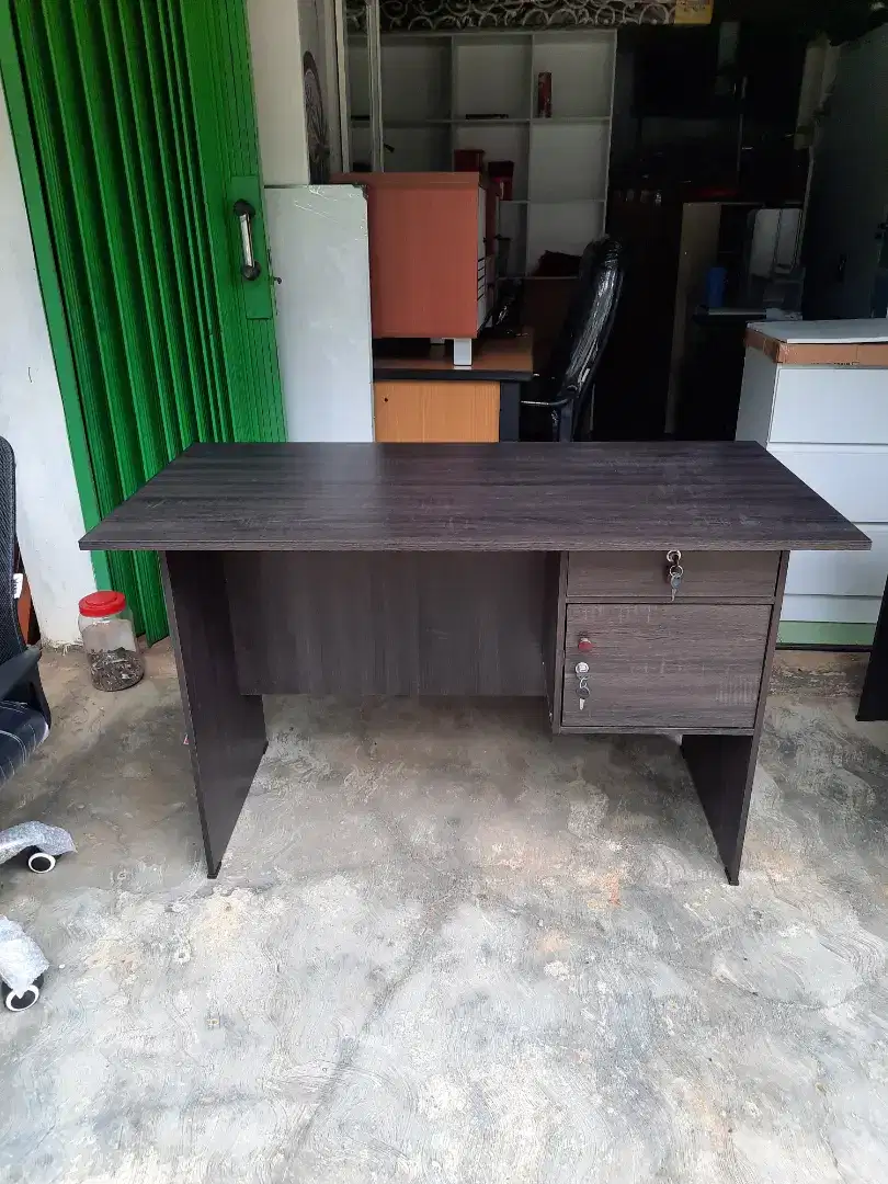 Meja tulis ½ biro hitam(baru)