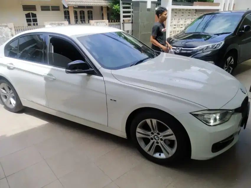 BMW 320i f30 2013 sport putih