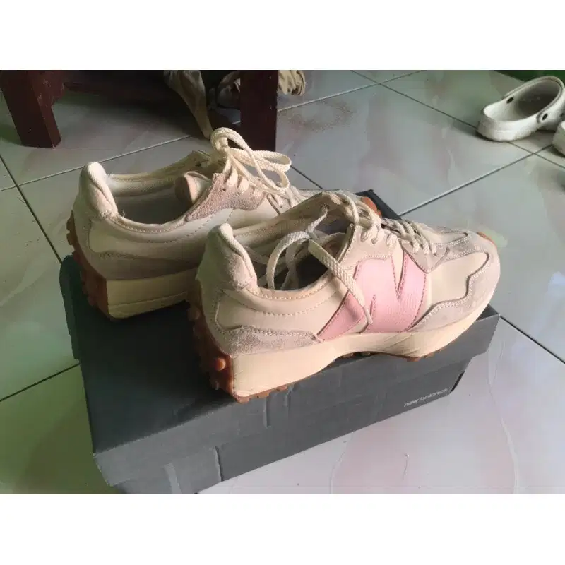 Sepatu New Balance 327 Pink size 39