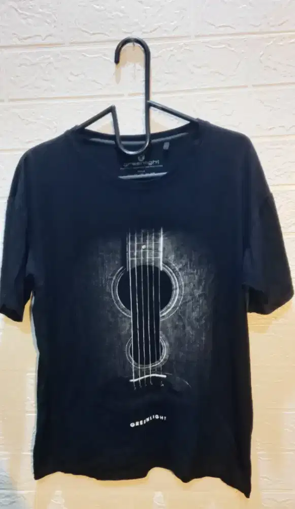 Kaos hitam greenlight size L