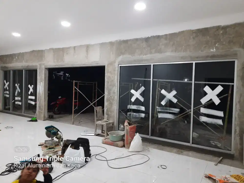 Pemasangan kusen aluminium