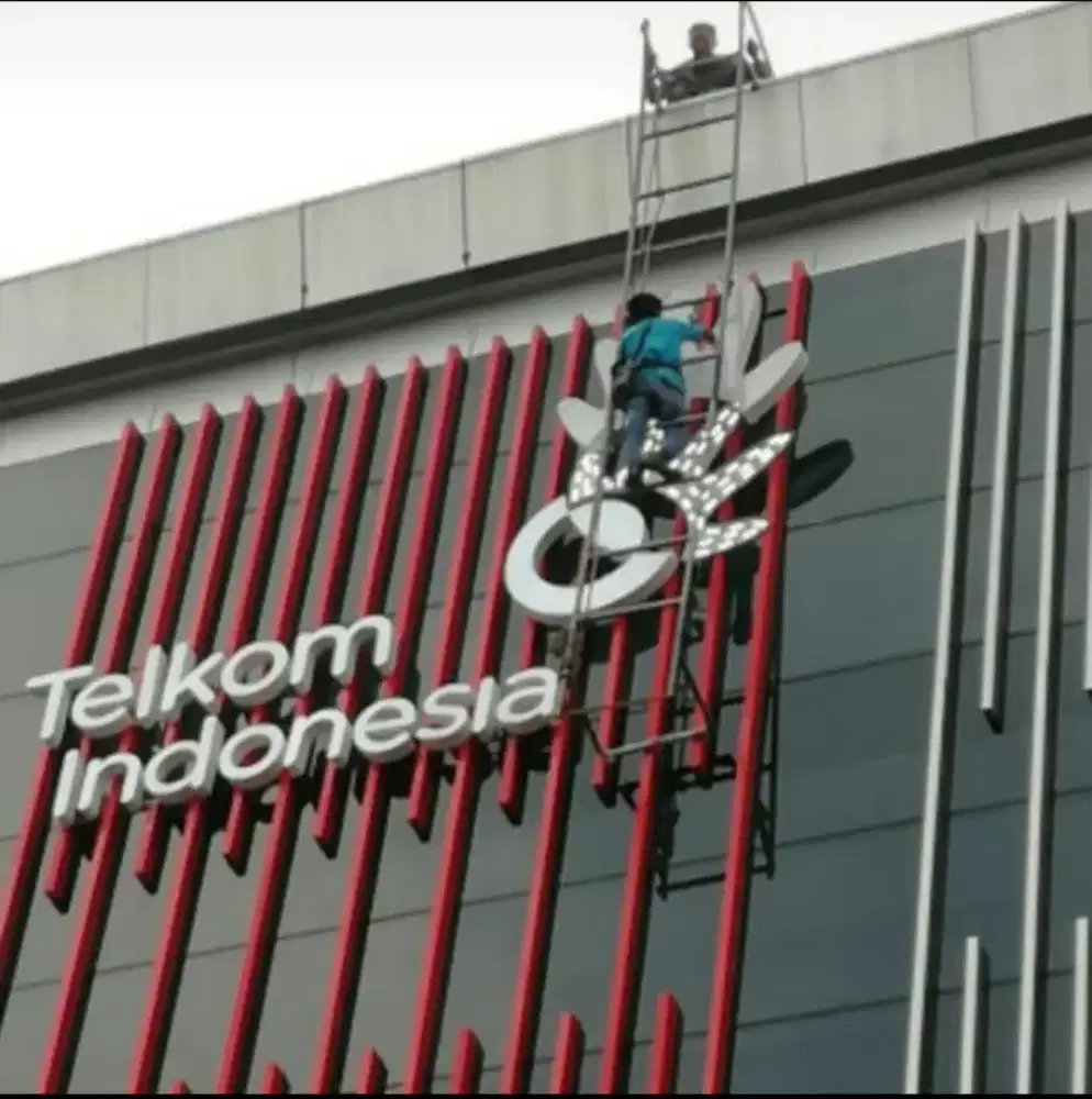 Outdoor Lettersign dan Signage. Huruf Timbul Custom Gedung Komersil