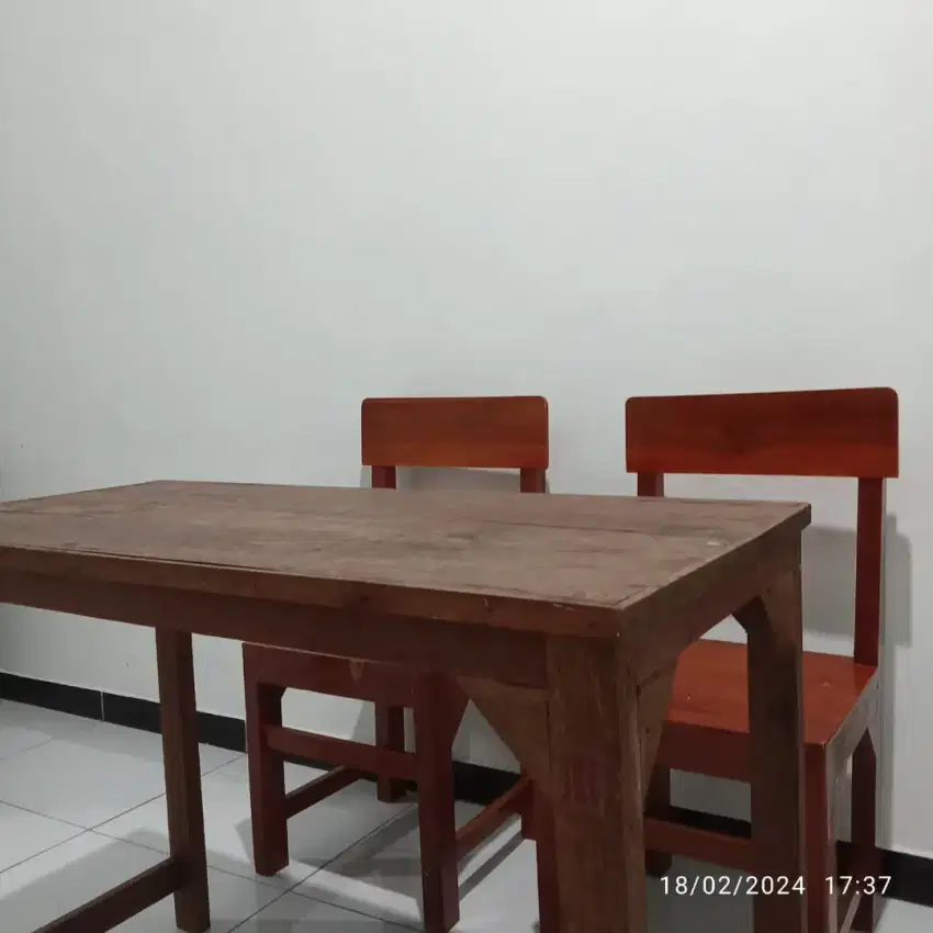 Meja kursi kayu