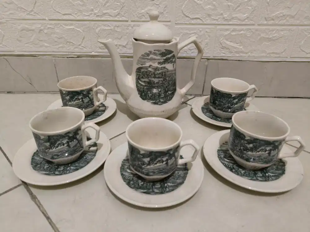 Satu set Teko + Cangkir. Harga masih bisa Nego.