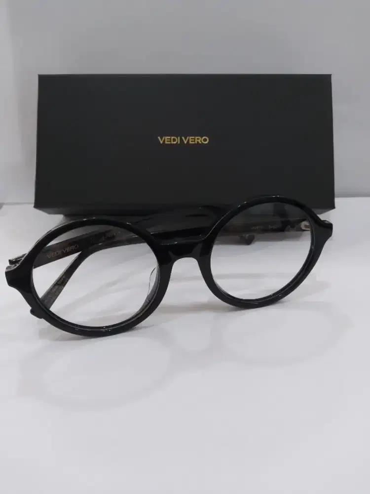 Kacamata Vedi Vero