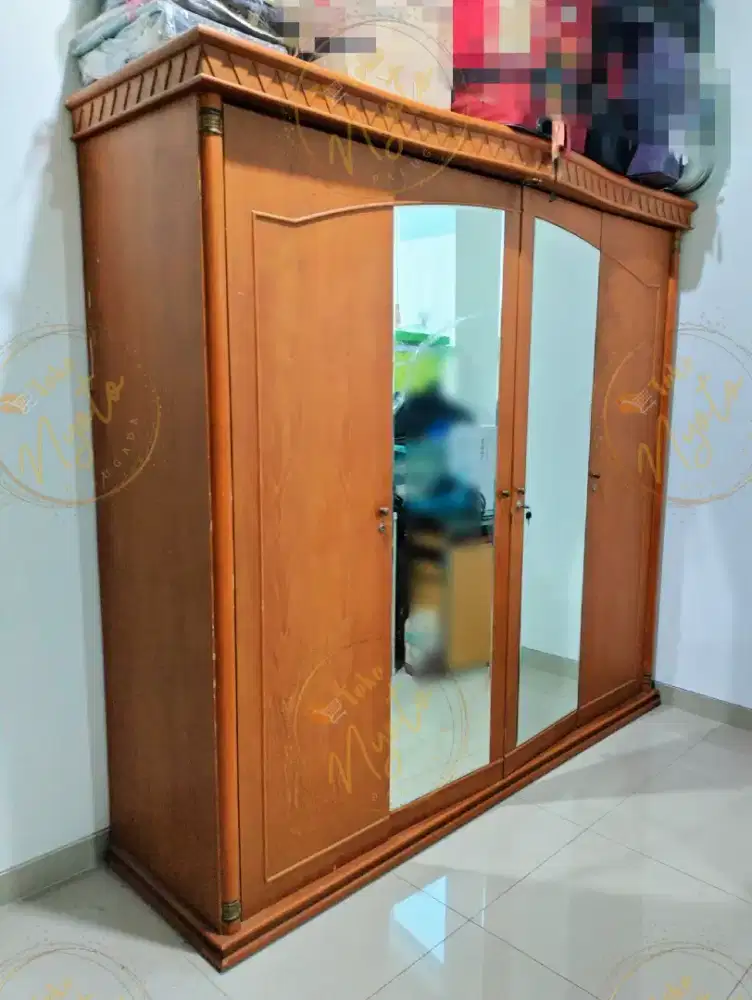 Lemari kayu ukuran jumbo model kuno