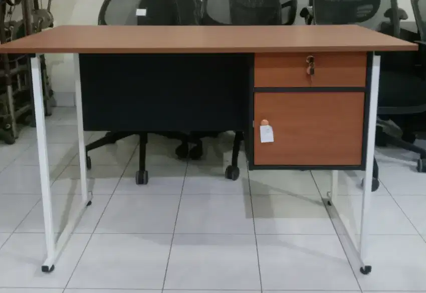 Meja Kerja 1/2 Biro Kaki Besi