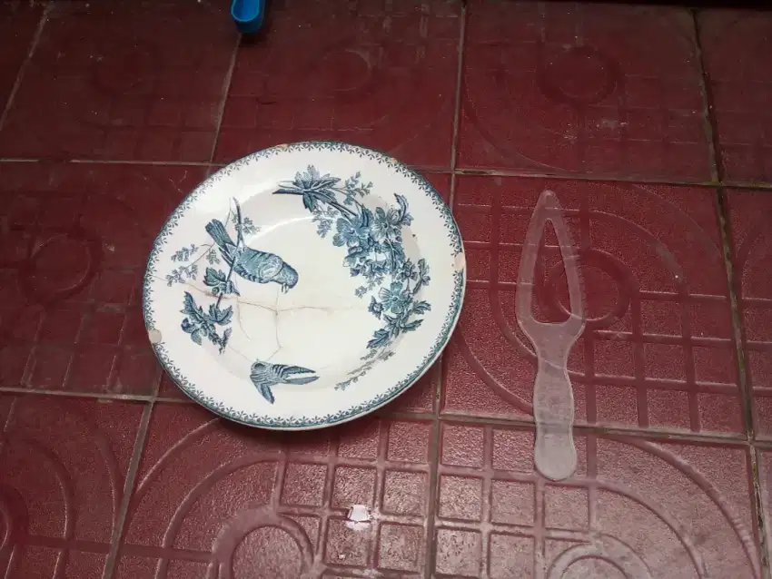 Piring dan pisau pemotong kue