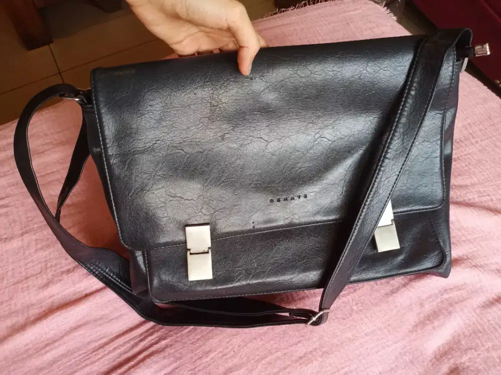 Tas sling hitam Benate kulit