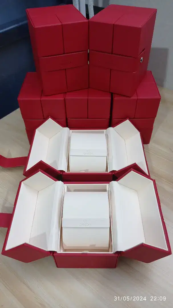 Omega Service Box