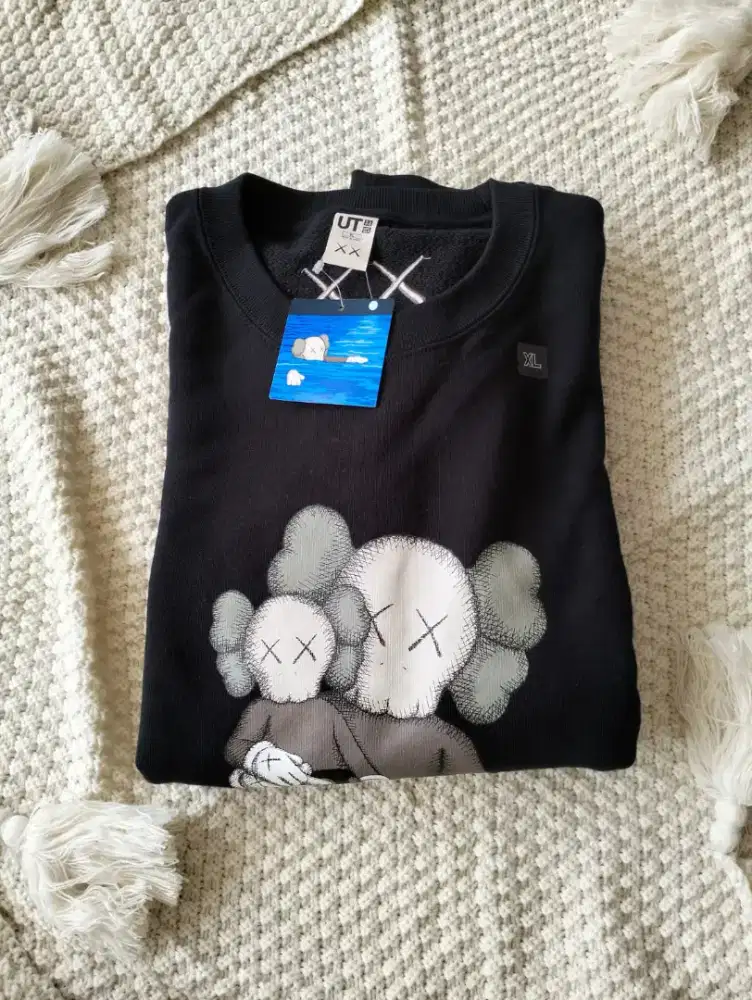 Uniqlo crewneck KAWS size XL