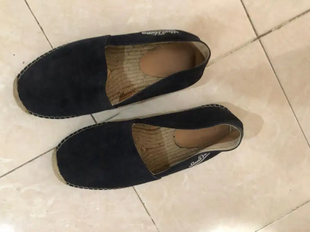 Di jual cepat sepatu merk LV original ada kode nya di sepatu